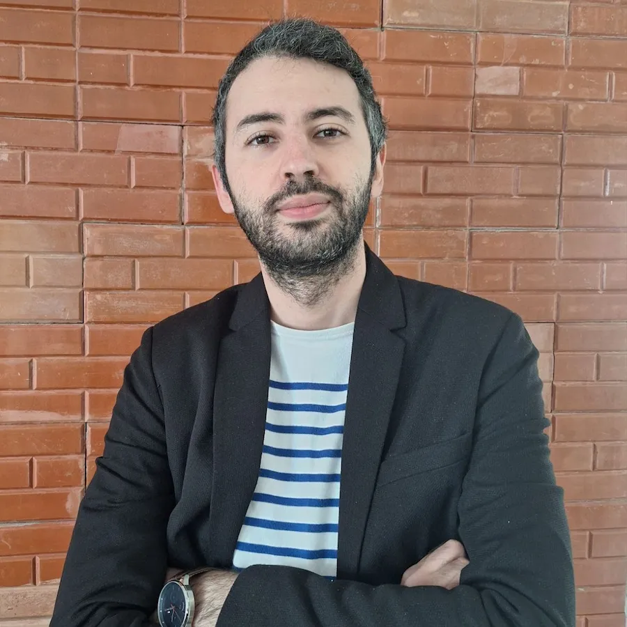 Karim Ben Khalifa, architecte à Bizerte et fondateur du cabinet d'architecture KBK Architecture, spécialisé en conception de villas et bâtiments modernes.