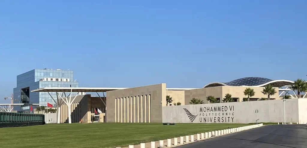 Entrée de l'Université Mohammed VI Polytechnique à Rabat, exemple d'architecture durable au Maroc