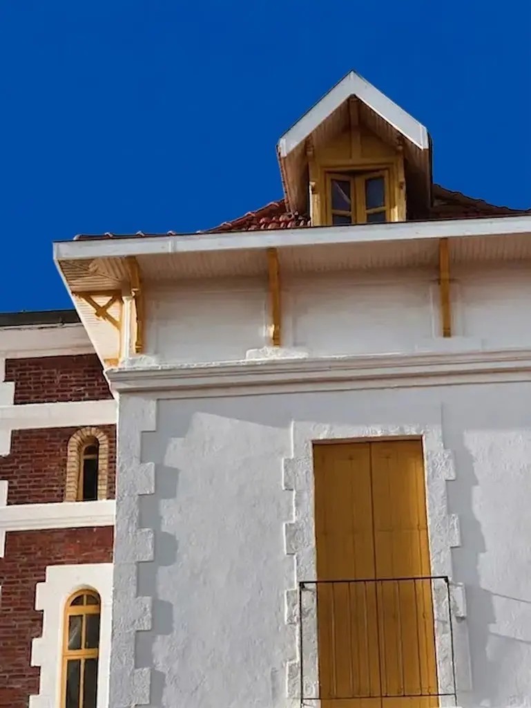 vue exterieure d'une façade minimaliste
