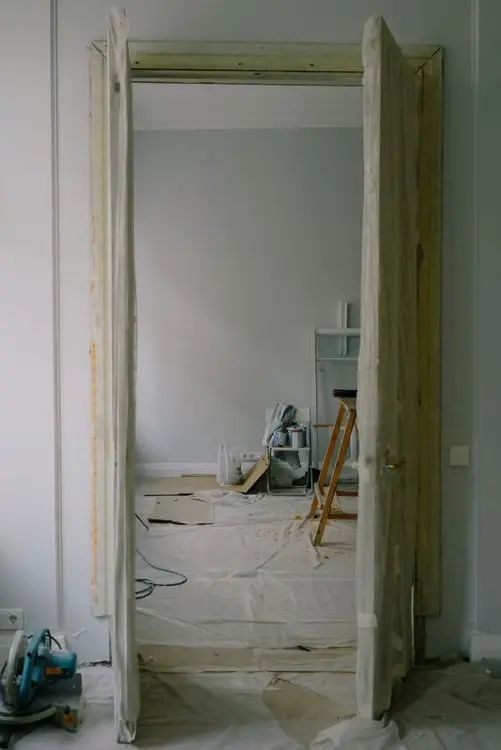 Chantier de rénovation intérieure et pose de menuiserie supervisé par un architecte