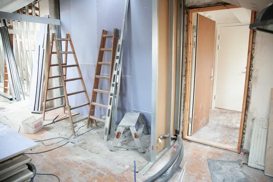 Chantier de réaménagement intérieur et pose de cloisons par un architecte