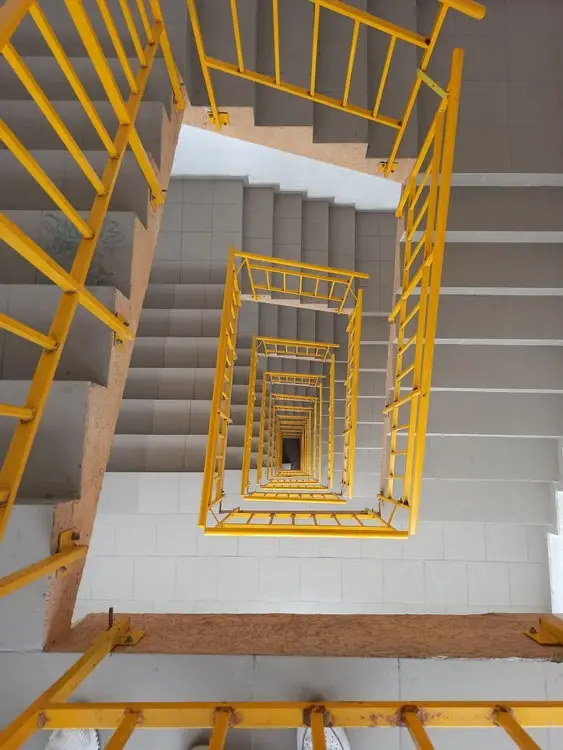 Chantier de réaménagement d'un escalier et optimisation de la circulation par un architecte