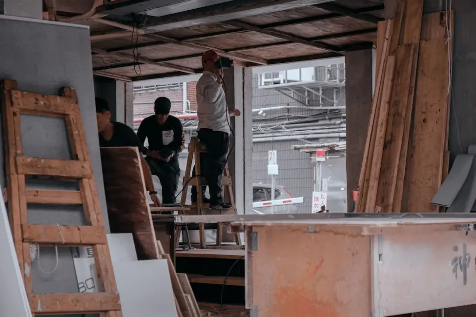 Chantier de réhabilitation lourde et intervention d'ouvriers sous la direction d'un architecte
