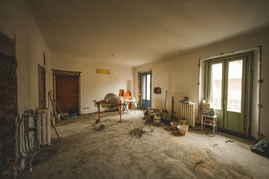 Chantier de réhabilitation lourde et intervention d'ouvriers sous la direction d'un architecte