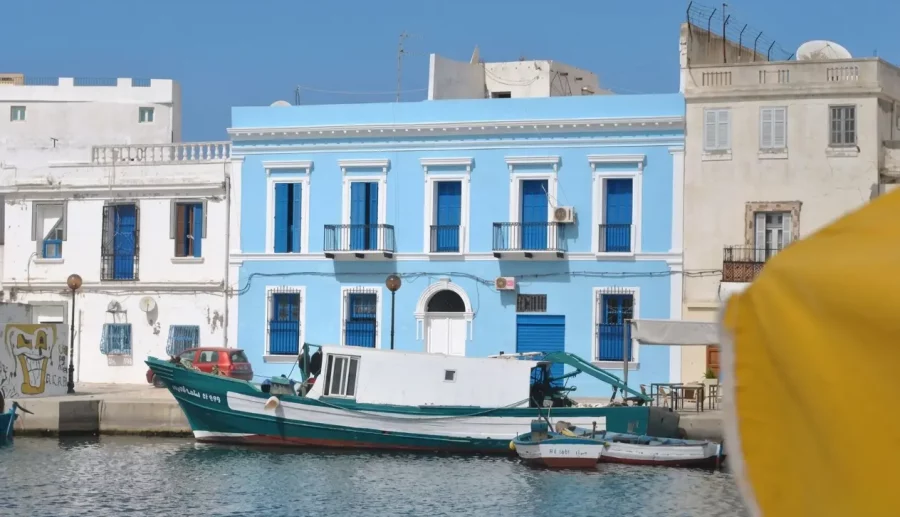 Vue principale de la façade restaurée de l'ancienne ambassade d'Italie