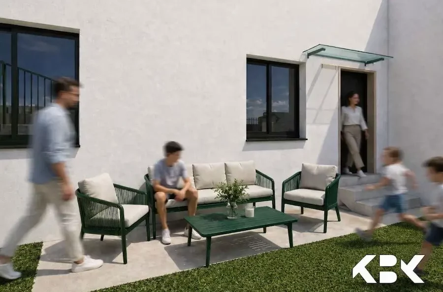 Rendu architectural d'une construction neuve de villa contemporaine à Menzel Abderrahmen. Vue sur la terrasse extérieure aménagée avec un salon de jardin vert, bordée par une façade blanche épurée et un espace en pelouse.